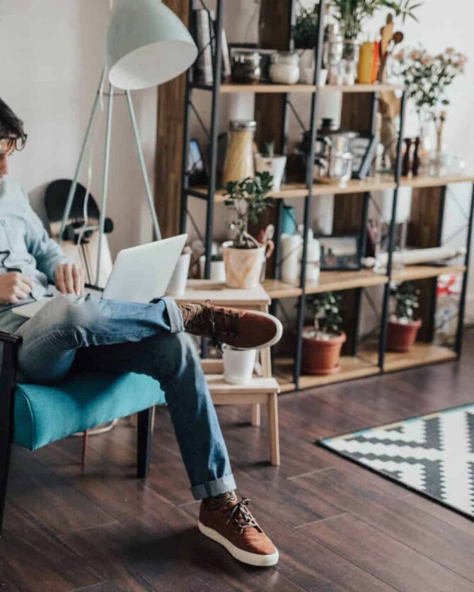 millennial-laptop-home