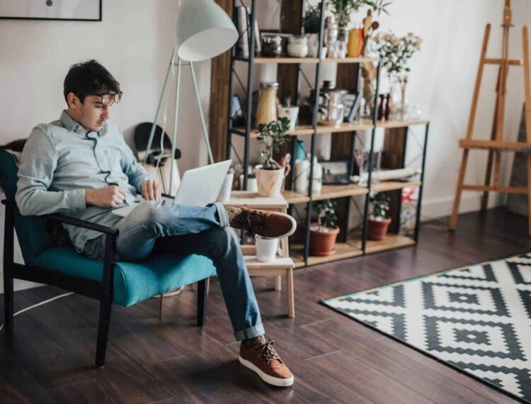 millennial-laptop-home